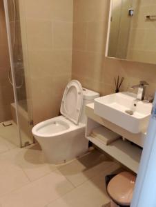 une salle de bains avec toilettes et lavabo dans l'établissement The Sóng Căn Hộ 5 star Du Lịch Cạnh Biển - An's Homestay, à Vung Tau