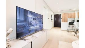 Μια τηλεόραση ή/και κέντρο ψυχαγωγίας στο Comfort Cove 1BR in Al Maryah Island