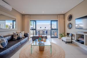 Χώρος καθιστικού στο Hermanus Marine Square spacious 1 bedroom- central & close to sea