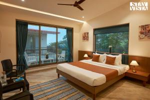 Ένα ή περισσότερα κρεβάτια σε δωμάτιο στο StayVista at Mount Willow with Mountain views, AC, Lawn