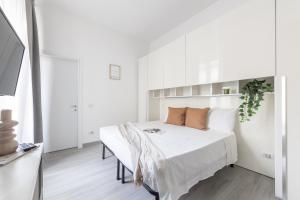 a white bedroom with a bed in a room at Magic Rent - Appartamento Gluck in Milan