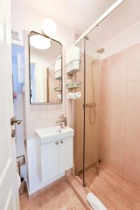 ブラショヴにあるCasa Baritiu Roomsの洗面台とシャワー付きのバスルーム
