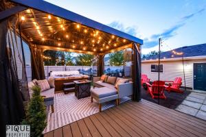 Ruang duduk di Nordic Spa Retreat - Hot Tub - King Bed - Firepit - BBQ