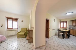 ein Wohnzimmer mit einem grünen Stuhl und einem Tisch in der Unterkunft Casa vacanze Casalena  + 11 Fotos