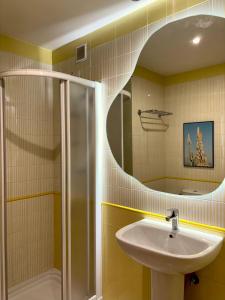 un bagno con lavandino, doccia e specchio di Hotel Rural El Majuelo a Montorio