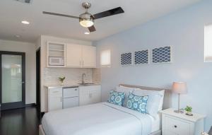 Ένα ή περισσότερα κρεβάτια σε δωμάτιο στο Contemporary Three-Bedroom Home Near Point Fermin Coastline +24 φωτογραφίες