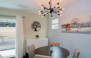 Χώρος καθιστικού στο Contemporary Three-Bedroom Home Near Point Fermin Coastline