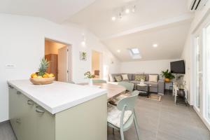 Η κουζίνα ή μικρή κουζίνα στο Sunny beach apartman Nin