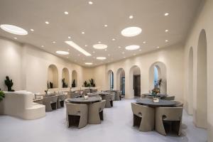 a waiting room with rows of tables and chairs at Dali Santorini Yuexin Seaview Hotel in Dali Airport
