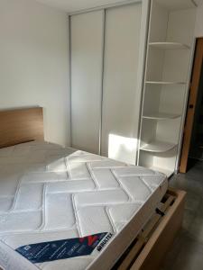 a white bed in a room with a closet at Le Lotus Oasis des Pins avec piscine in Labenne