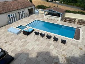 an overhead view of a swimming pool with chairs and a table at Chateau de Minargent in Aulnay +10 photos