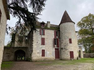 エイメにあるPetit Rousset Gite 1の塔門のある古城