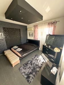 Una cama o camas en una habitación de Modern Penthouse Overlooking Pool
