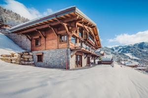 シャテルにあるChalet Familial Spacieux Le Spencer Grand Luxe Châtelの山の雪の丸太小屋