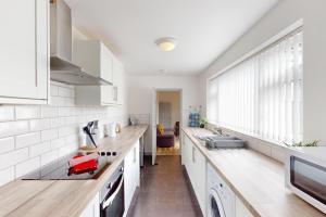 Kuchyň nebo kuchyňský kout v ubytování Sunderland Cosy Cottage
