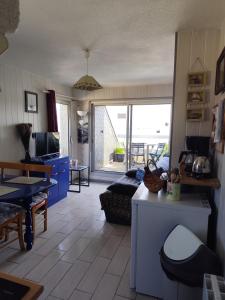 Le Ker Bleu في بيرو جييريك: غرفة معيشة بها أريكة وطاولة