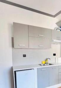 Η κουζίνα ή μικρή κουζίνα στο Central Retreat by Zeus Suites