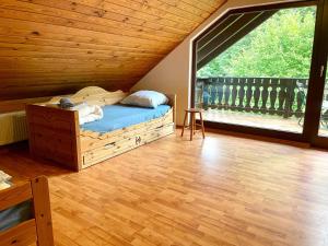 Postel nebo postele na pokoji v ubytování Wohnung im Landhaus - Natur mit Balkon & Garten + 20 fotografií