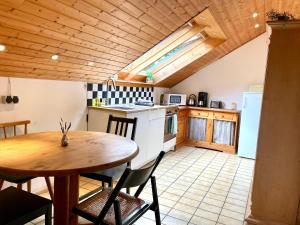 Kuchyň nebo kuchyňský kout v ubytování Wohnung im Landhaus - Natur mit Balkon & Garten