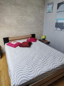 Le Ker Bleu في بيرو جييريك: سرير كبير عليه وسادتين حمراء +36 صورة