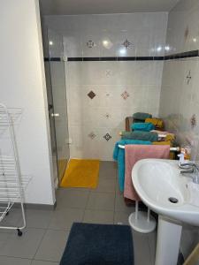 Ένα μπάνιο στο Le Nid Alsacien - Appartement cosy & lumineux à 10min de Colmar