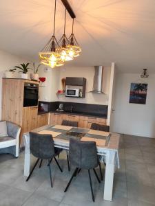 Kuchyň nebo kuchyňský kout v ubytování Trébeurden appartement T 3 vue mer 3 ***