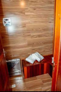 a sauna with two white towels on a wooden floor at Casa do Vinho- condomínio Altos da Serra in Bom Jardim da Serra