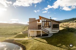 a house on top of a hill with a view at Casa do Vinho- condomínio Altos da Serra in Bom Jardim da Serra