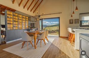 a kitchen and dining room with a table and chairs at Casa do Vinho- condomínio Altos da Serra in Bom Jardim da Serra
