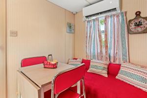 Una sala de estar con un sofá rojo y una mesa. en Cocoon, en Sainte-Croix-du-Verdon