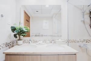 un baño con lavabo y ducha en 2 bedroom Tranquil Retreat in Ansam, en Abu Dabi 11 fotos más