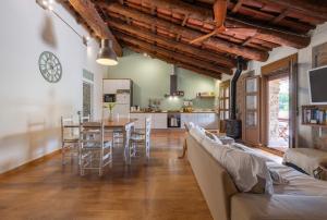 a kitchen and dining room with a table and chairs at Casa En Vistes Al Montsià I Prop in Ulldecona