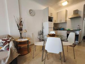 eine Küche und ein Esszimmer mit Tisch und Stühlen in der Unterkunft Beautiful Apartment in Palm-mar
