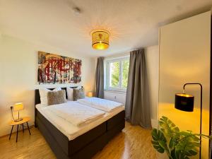 a bedroom with a bed in a room with a window at Krozinger Gartenloft - Design Apartment in Bad Krozingen