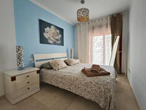 ein Schlafzimmer mit einem Bett mit einer Kommode und einem Fenster in der Unterkunft Beautiful Apartment in Palm-mar + 38 Fotos