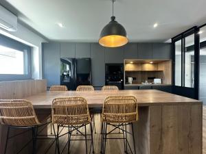 a kitchen with a large wooden table and chairs at La Villa Estienne - Spacieuse - Conviviale - 6 Chambres - Parking privé in Mont-de-Marsan