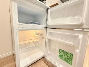 einem leeren Kühlschrank mit offener Tür in der Küche in der Unterkunft Shinjuku 歌舞伎町E3 in Tokio