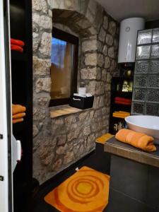 Foto Kotoris asuva majutusasutuse Cheerful three bedroms house with free parking galeriist +34 fotot