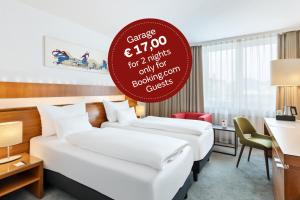 Una habitación de hotel con dos camas y un cartel que dice "Escape for" en Austria Trend Hotel Europa Graz Hauptbahnhof, en Graz