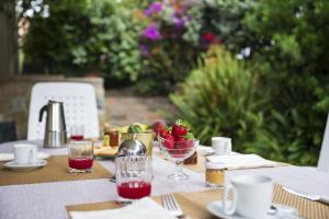 una mesa con un tazón de fresas encima en Depandance in villa Deffenu 100 mt dalla spiaggia, en Àrbatax