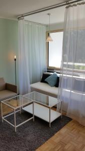 sala de estar con sofá y mesa de cristal en Stylish Living, en Bad Gastein