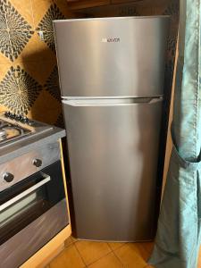 ein Edelstahlkühlschrank in einer Küche neben einem Herd in der Unterkunft Santa Croce in Florenz