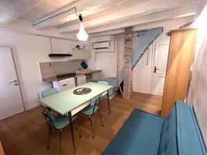 a kitchen and dining room with a table and chairs at casa dei pescatori sottomarina in Chioggia