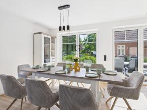 ランゲオークにあるVilla Hafenkiekerのテーブルと椅子のあるダイニングルーム