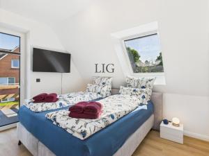 ランゲオークにあるVilla Hafenkiekerのベッド2台と薄型テレビ付きのベッドルーム