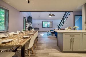 una grande sala da pranzo con un lungo tavolo e sedie di Vacation Home w Game Room Sauna Hot Tub Private Pool a East Stroudsburg