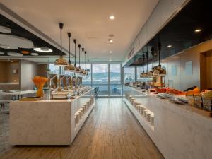 a restaurant with a long counter with a view at Holiday Inn Express Wuxi Taihu by IHG in Wuxi