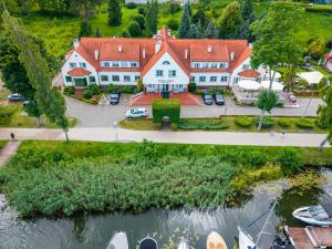 una vista aérea de una casa grande con puerto deportivo en Amax Boutique Hotel, en Mikołajki