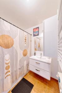 Un baño de Appartement cosy parking privé