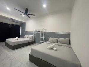 une chambre avec deux lits et un ventilateur de plafond dans l'établissement HM DREAM BBQ KTV Pool Double Storey up to 16 paxs Rumbia, à Johor Bahru